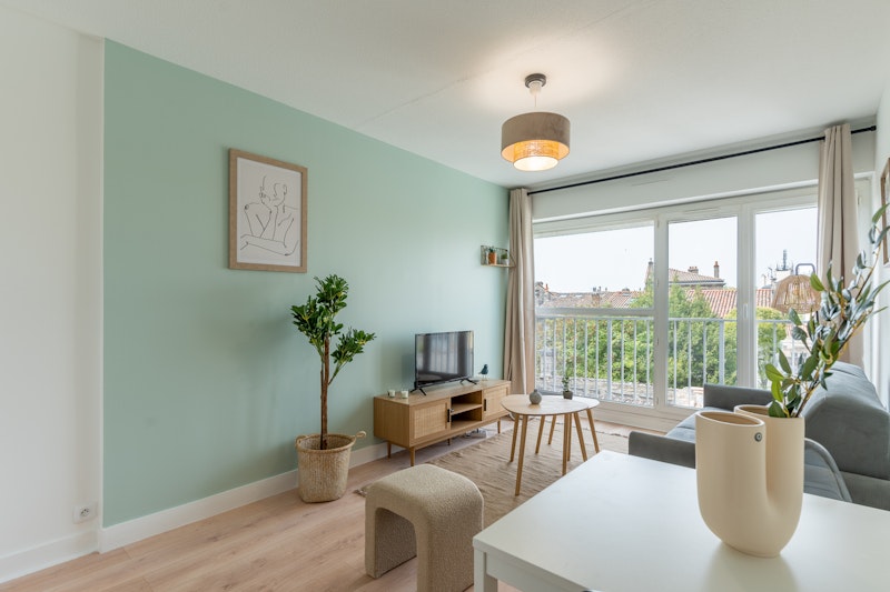 salon avec vue sur balcon apres renovation bordeaux saint genes