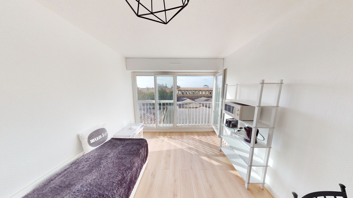 studio avant renovation masteos bordeaux saint genes
