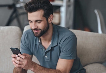 investisseur avec son telephone