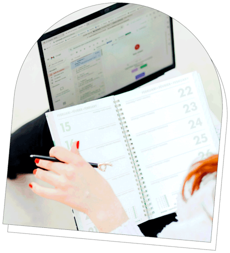personne devant son agenda papier et virtuel