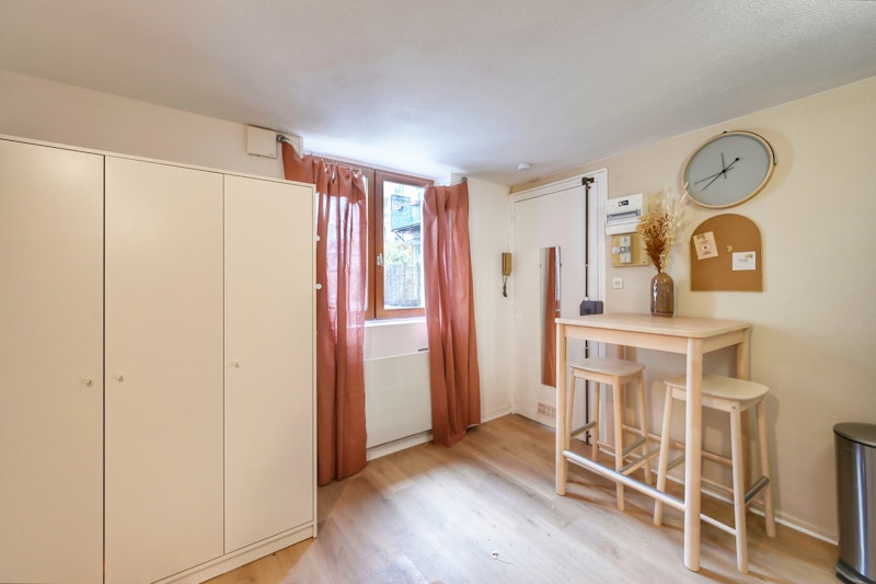 salon avec table haute dans appartement etudiant