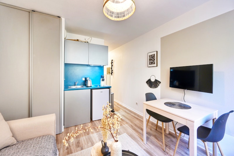 salon apres renovation avec table et television