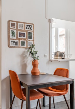 photo table et chaise dans studio etudiant bagneux