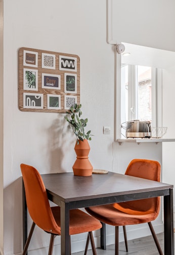 photo table et chaise dans studio etudiant bagneux