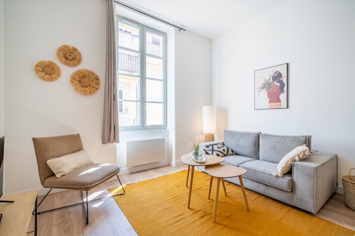 interieur studio marseille avec canape et fauteuil design