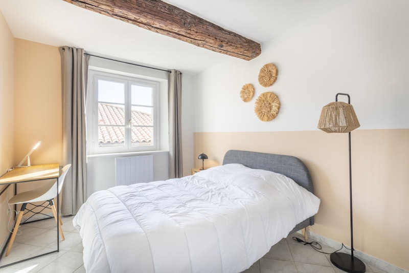 chambre a coucher apres renovation par masteos a toulon