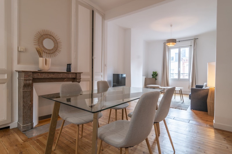 table de salle a manger beau parquet