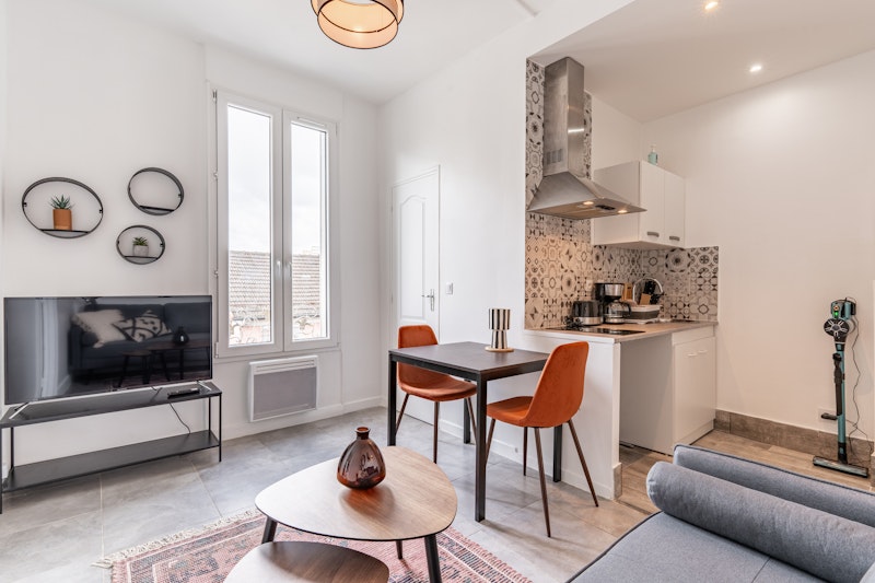 salon avec table chaise et canape a colombes