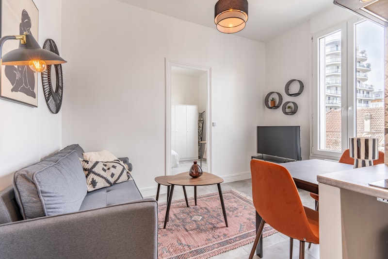 salon avec vue sur exterieur du logement a colombes dans un studio