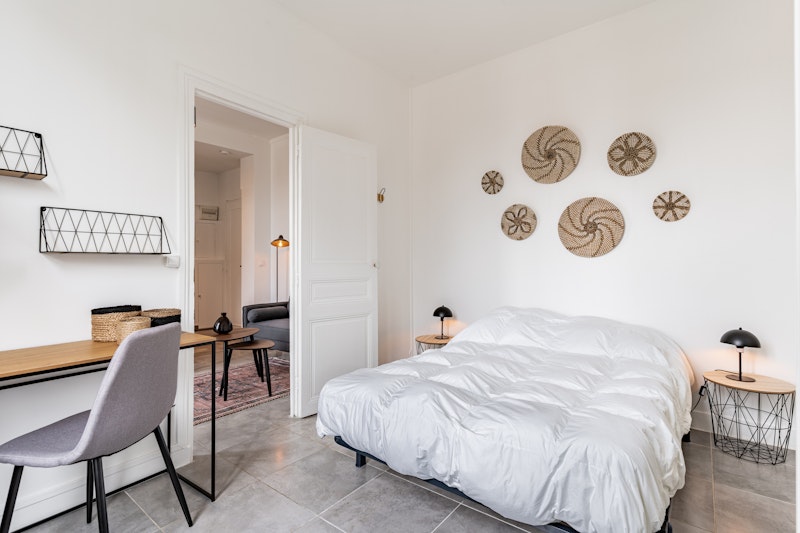 chambre a coucher avec bureau et decoration contemporaine