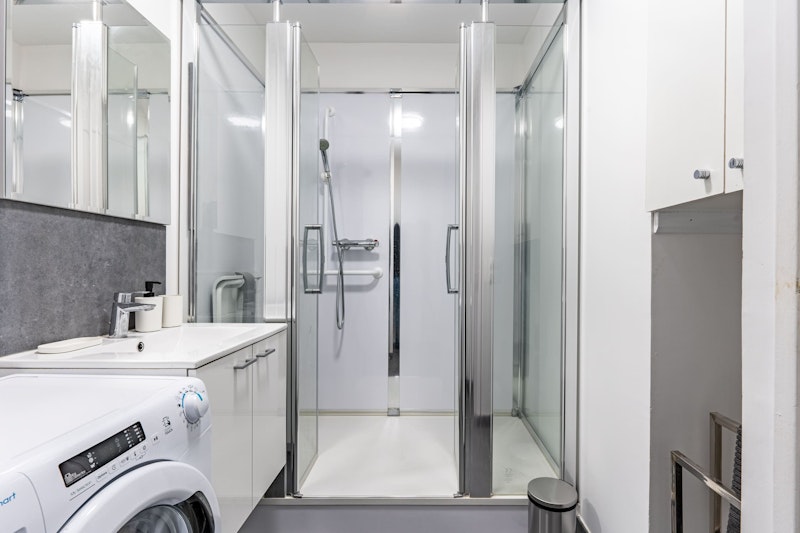 salle de bain avec machine a laver