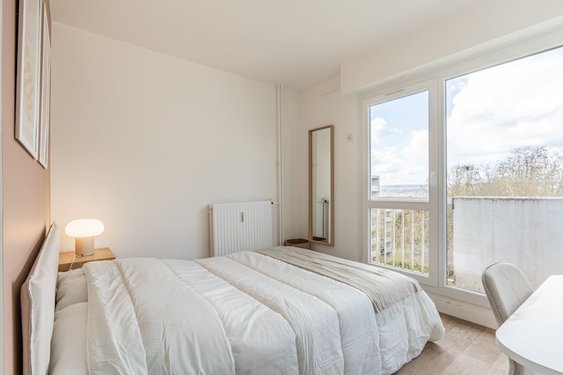 chambre a coucher avec grande baie vitree cergy