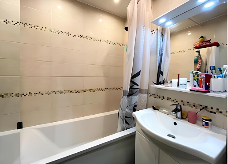 salle de bains avec baignoire avant travaux de renovation