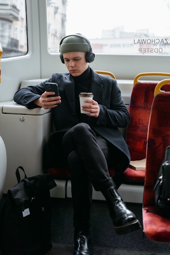 homme assis dans le bus sur son téléphone