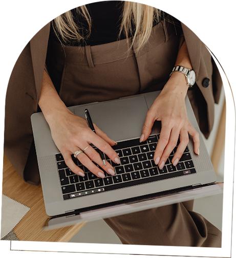 femme en train de taper sur le clavier d'un ordinateur
