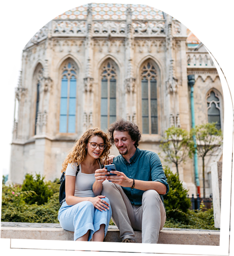 couple de touristes assis sur des marches dehors devant un monument