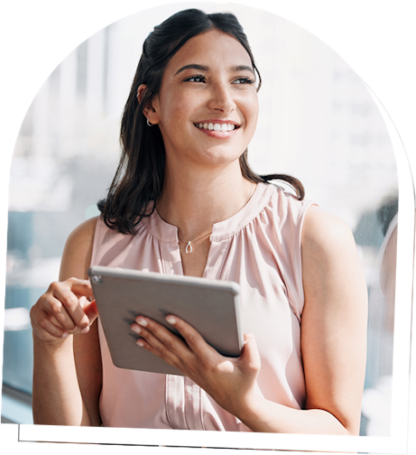 femme souriante avec une tablette dans les mains regardant par la fenêtre