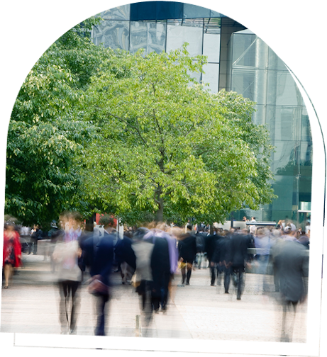 milieu urbain avec population en mouvement