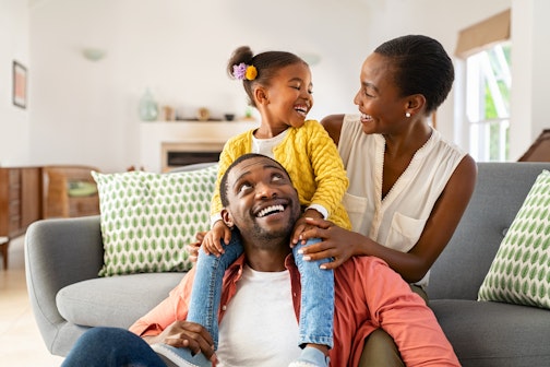 photo d'une famille sur un canapé
