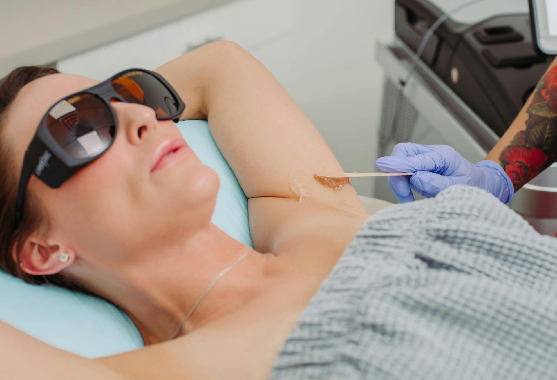 woman getting her underarms waxed