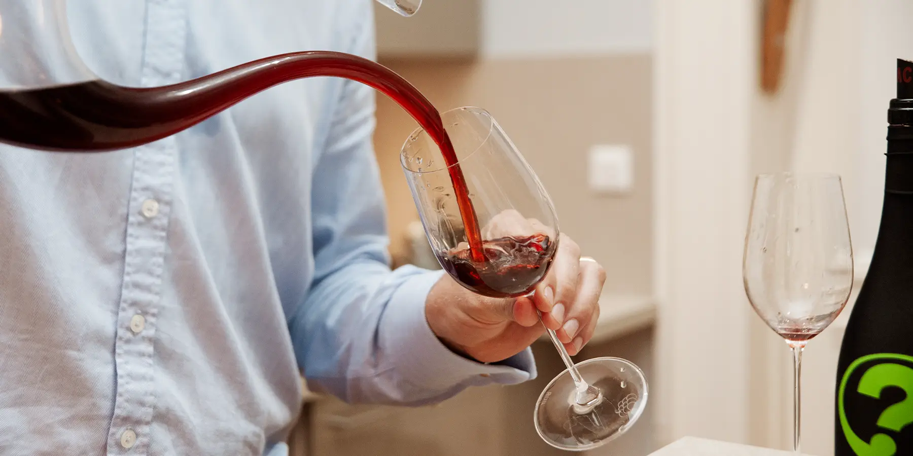 Servir un vin rouge en carafe