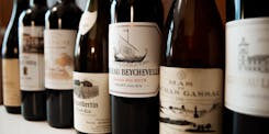 Différentes bouteilles de Bordeaux et Bourgogne