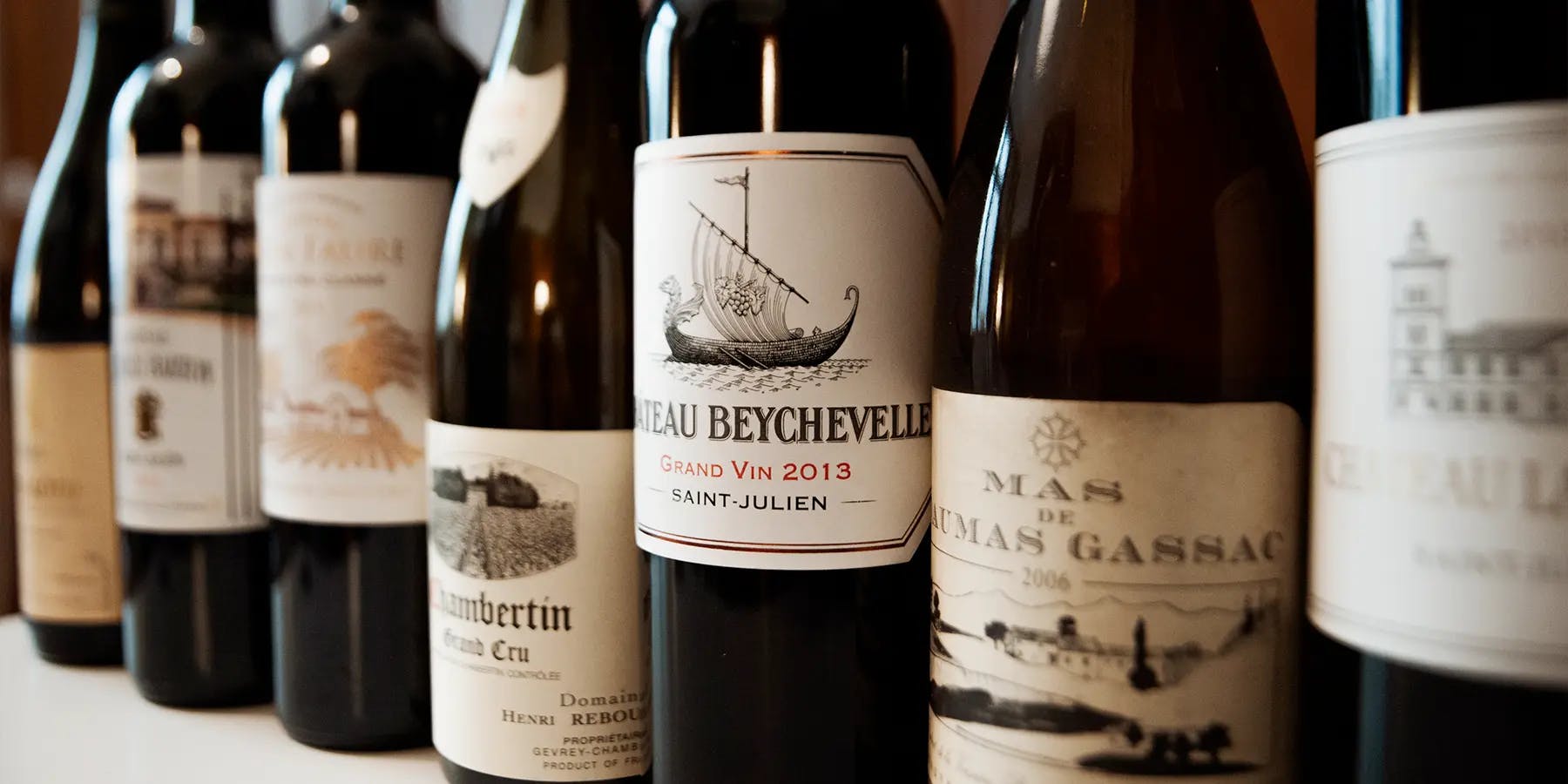 Différentes bouteilles de Bordeaux et Bourgogne