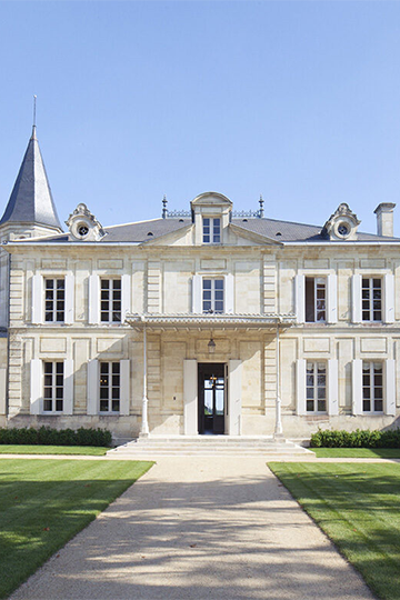 Discover the prestigious bottles of Cheval Blanc, formerly owned by the Hébrard family, at U'wine - an exceptional heritage to savour!