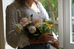 Verre de vin blanc et fleurs