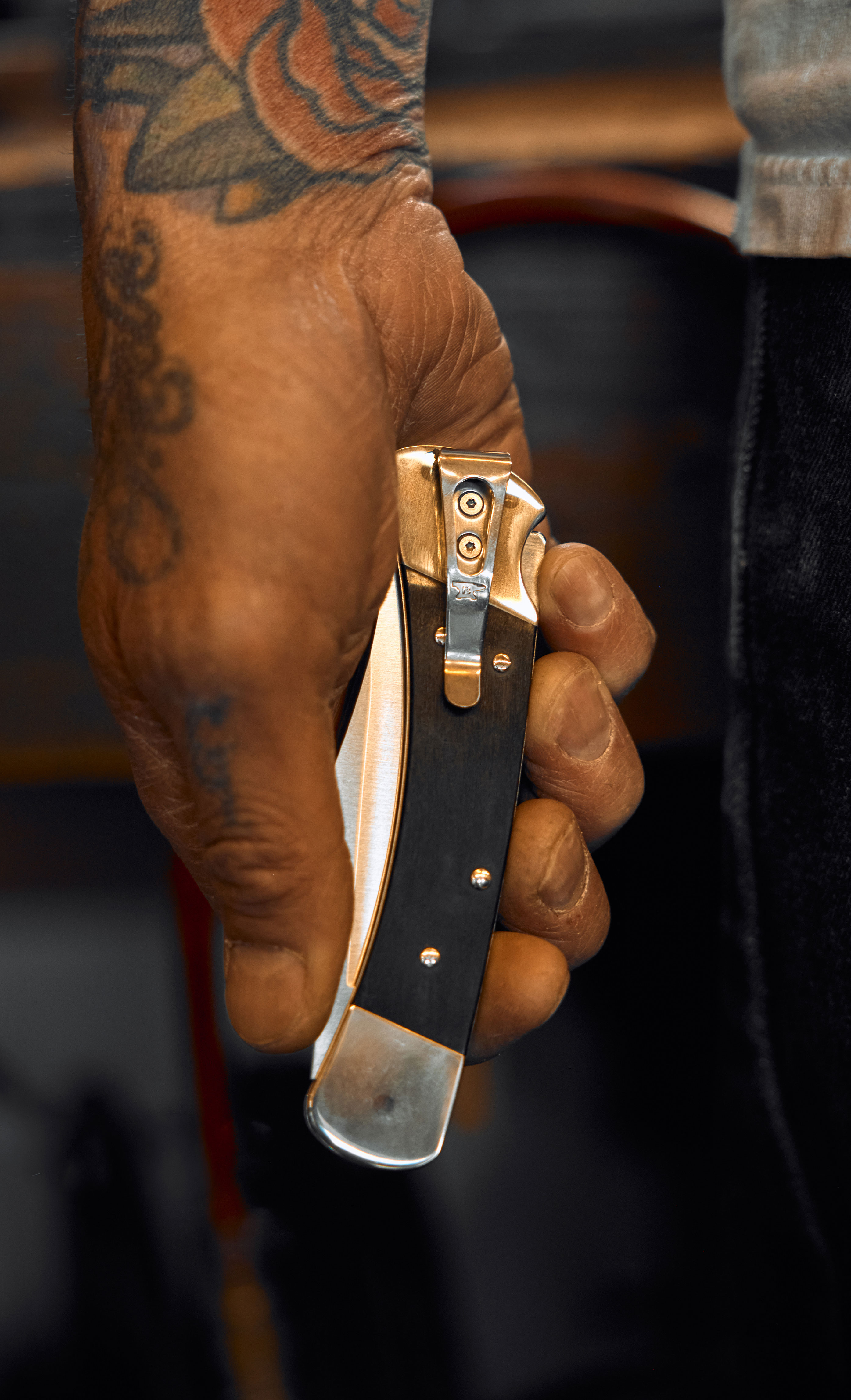 มือกำมีด Slim Heritage Elite ที่พับใบมีดและมีคลิปอยู่ด้านข้าง