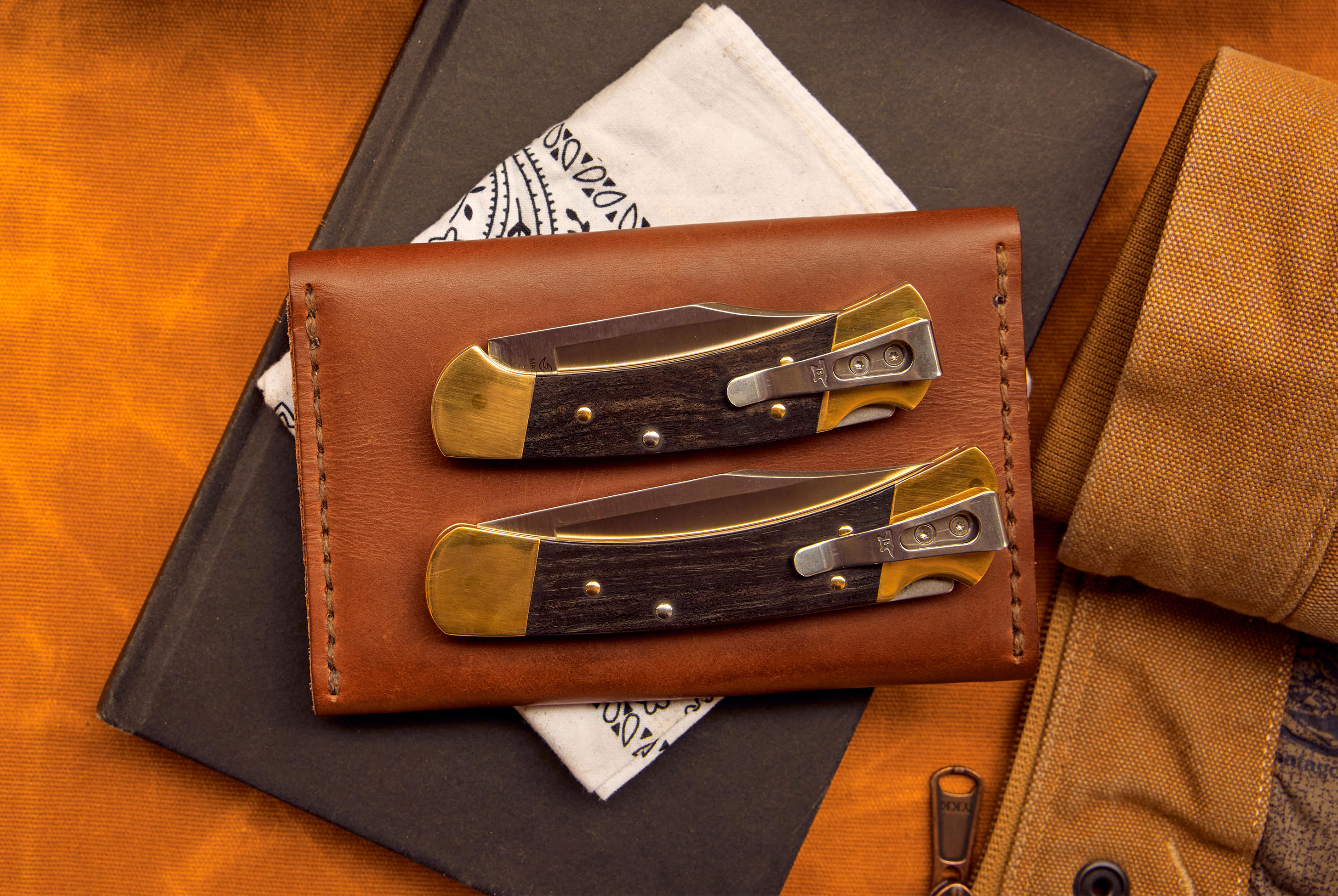 มีด Slim Heritage Elite สองขนาดวางบนกระเป๋าหนัง