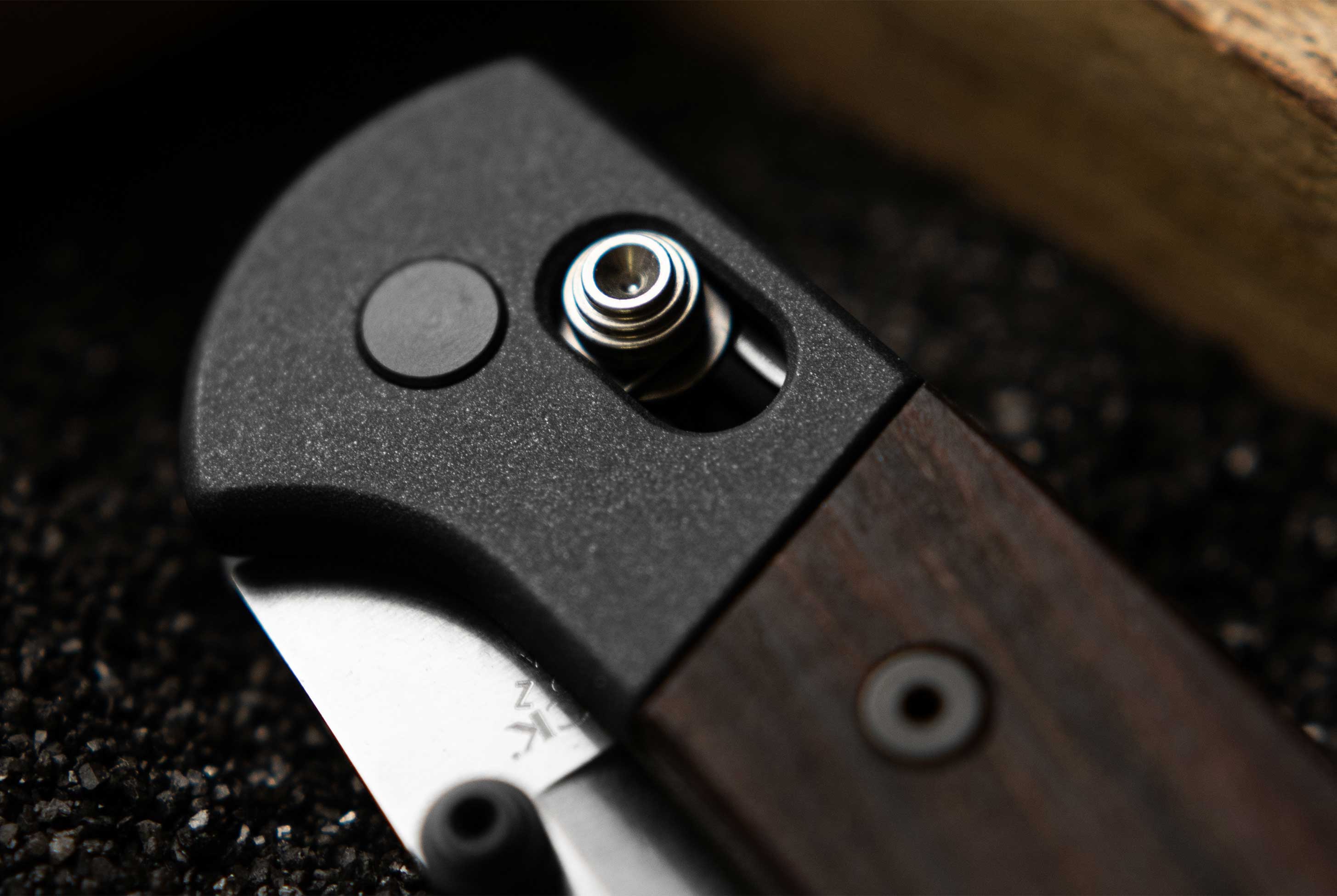 Узел замка crossbar и двусторонний шпенёк для открывания. Фото Buck Knives.