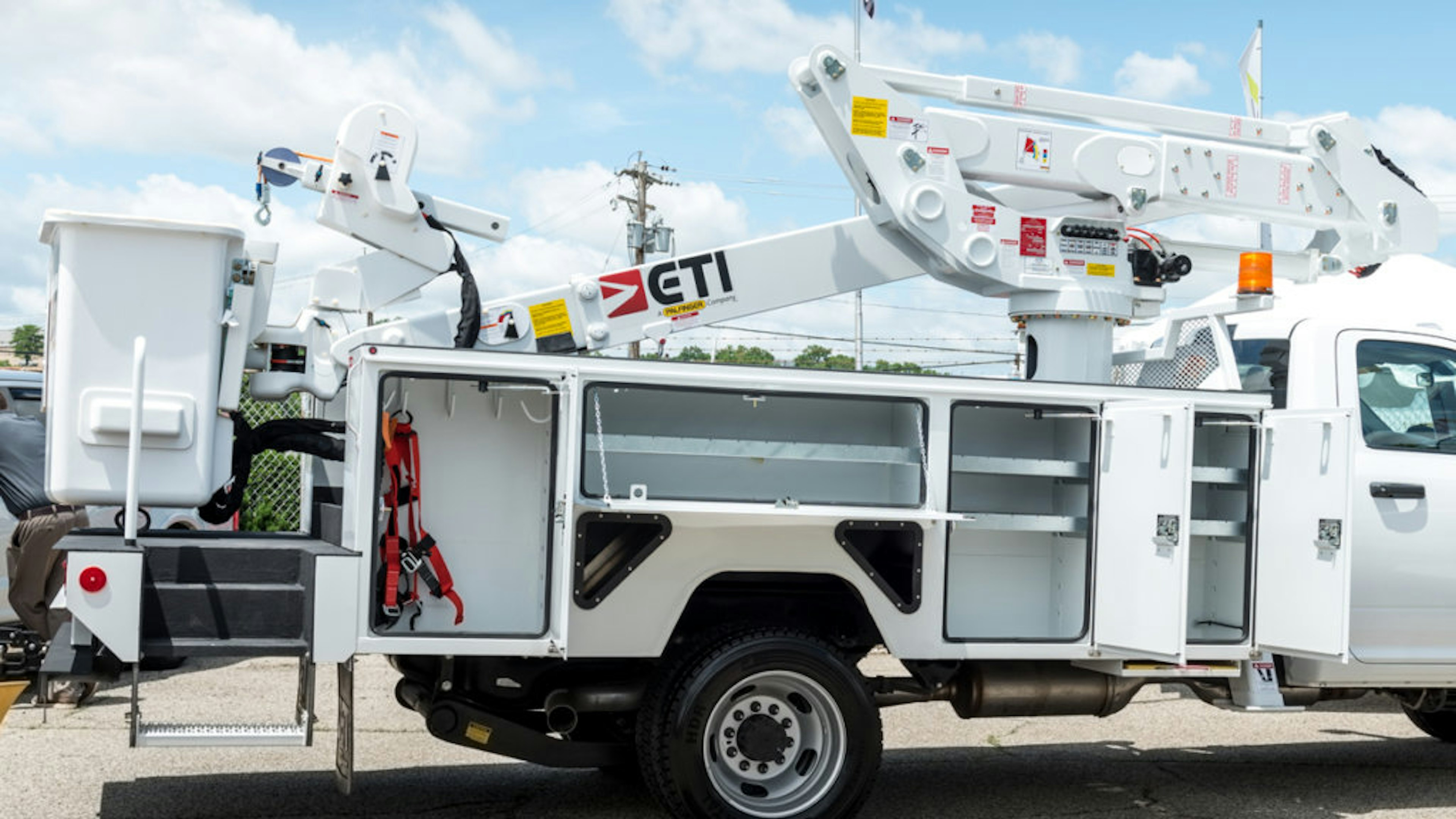 Utility service body with bucket lift