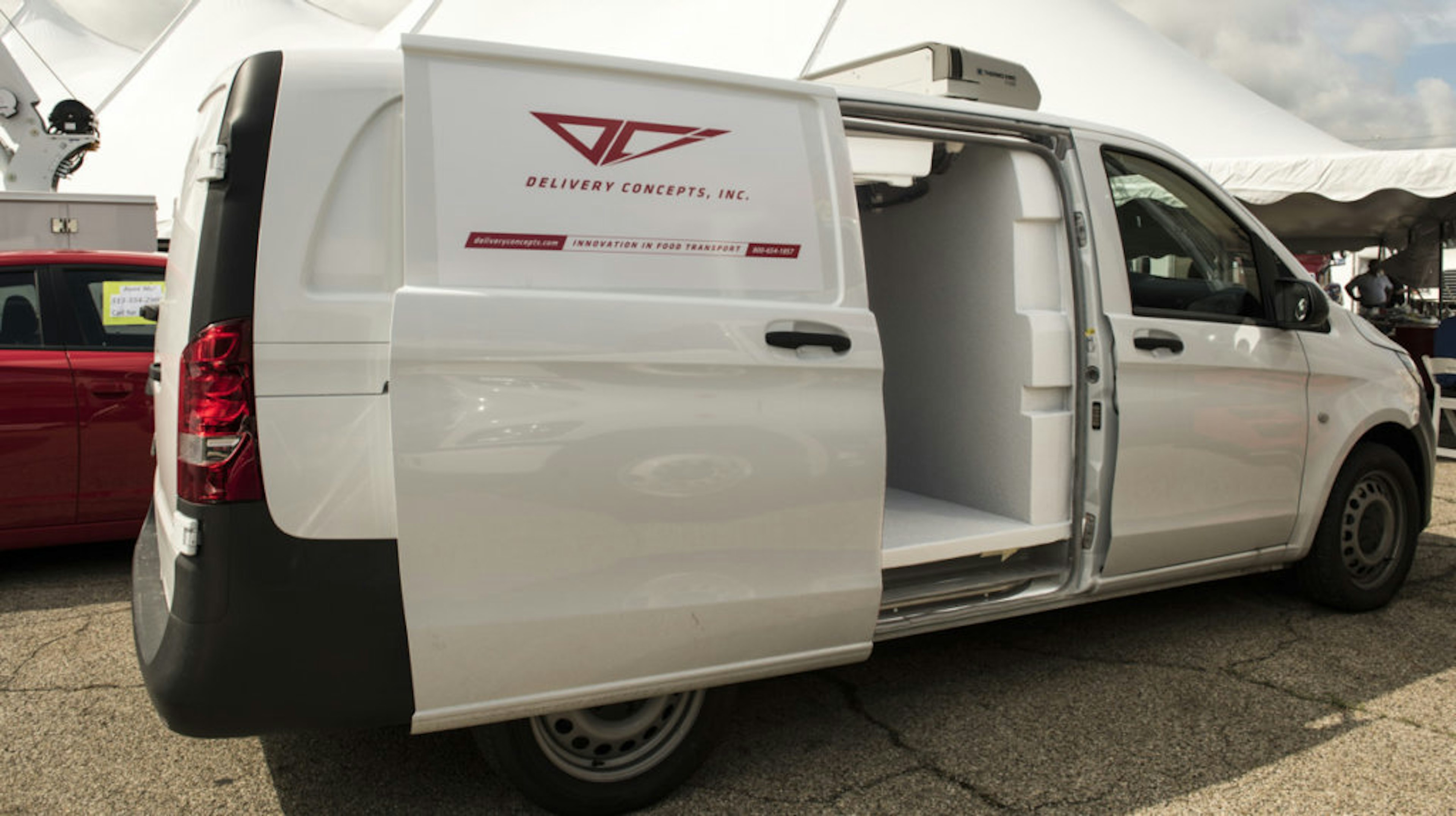 Refrigerated compact van - side