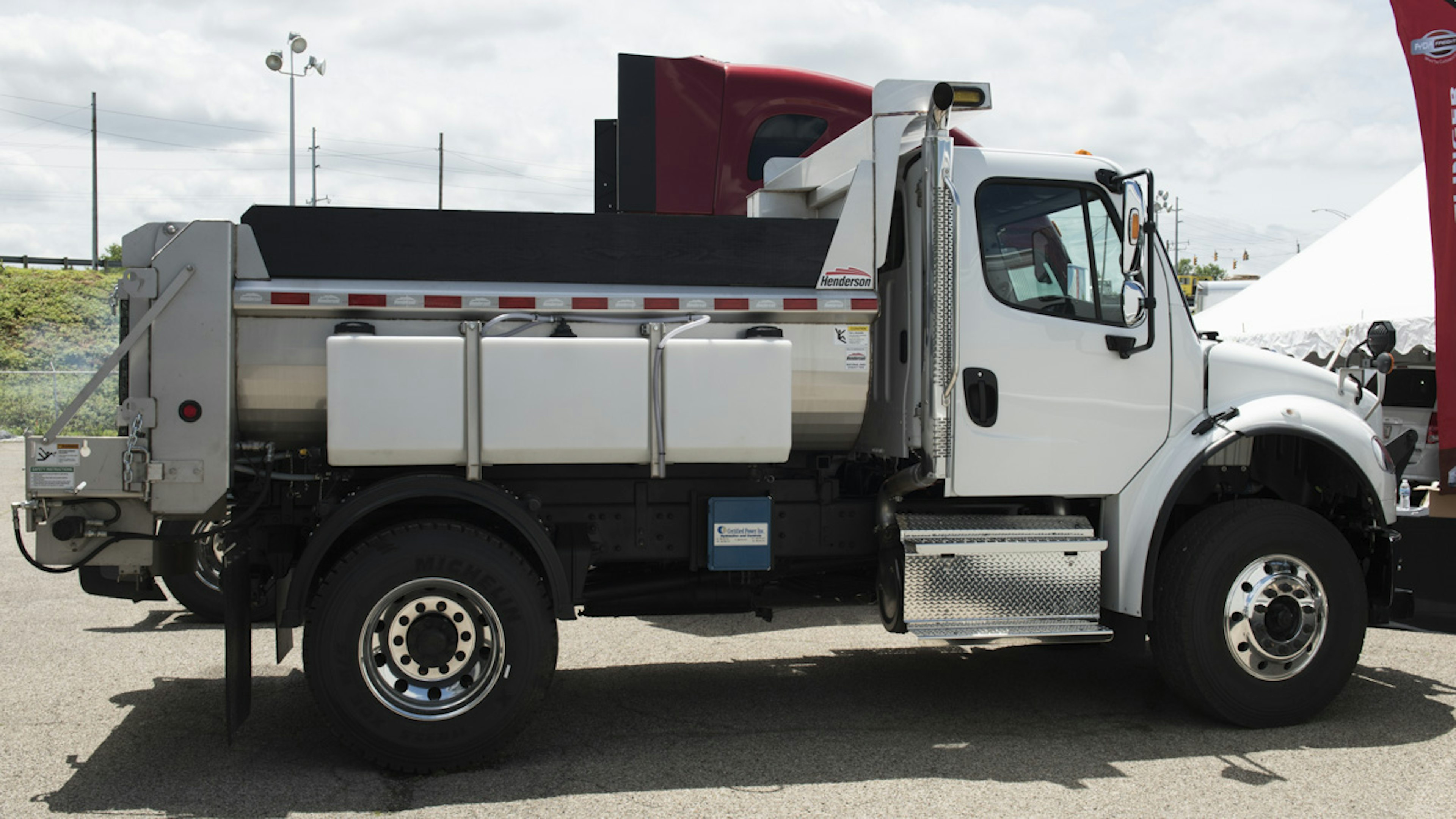 Medium Duty Municipal Snow Truck That can spread salt, liquid, and plow snow