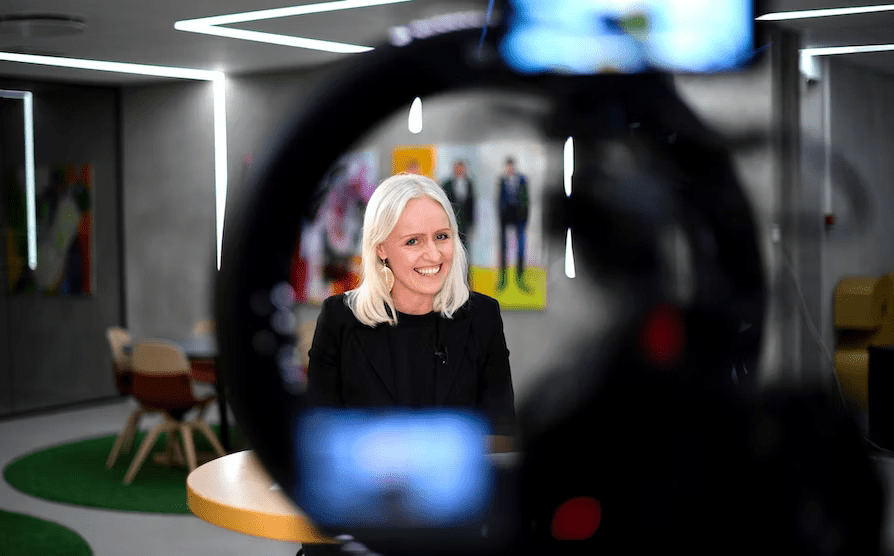 Bilde av Ingrid som blir filmet av et kamera