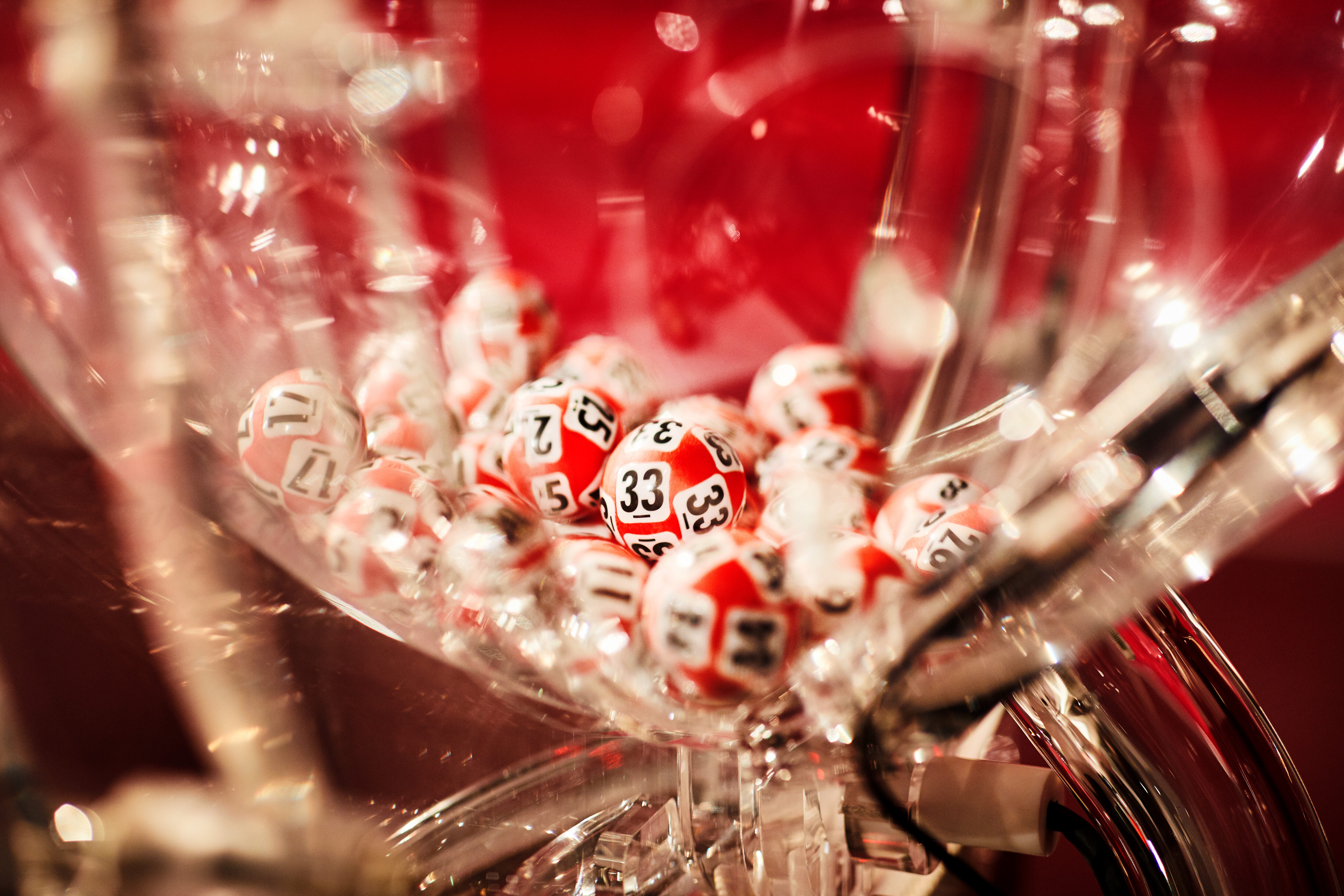 Lottomaskinen fylt med Lotto-kuler