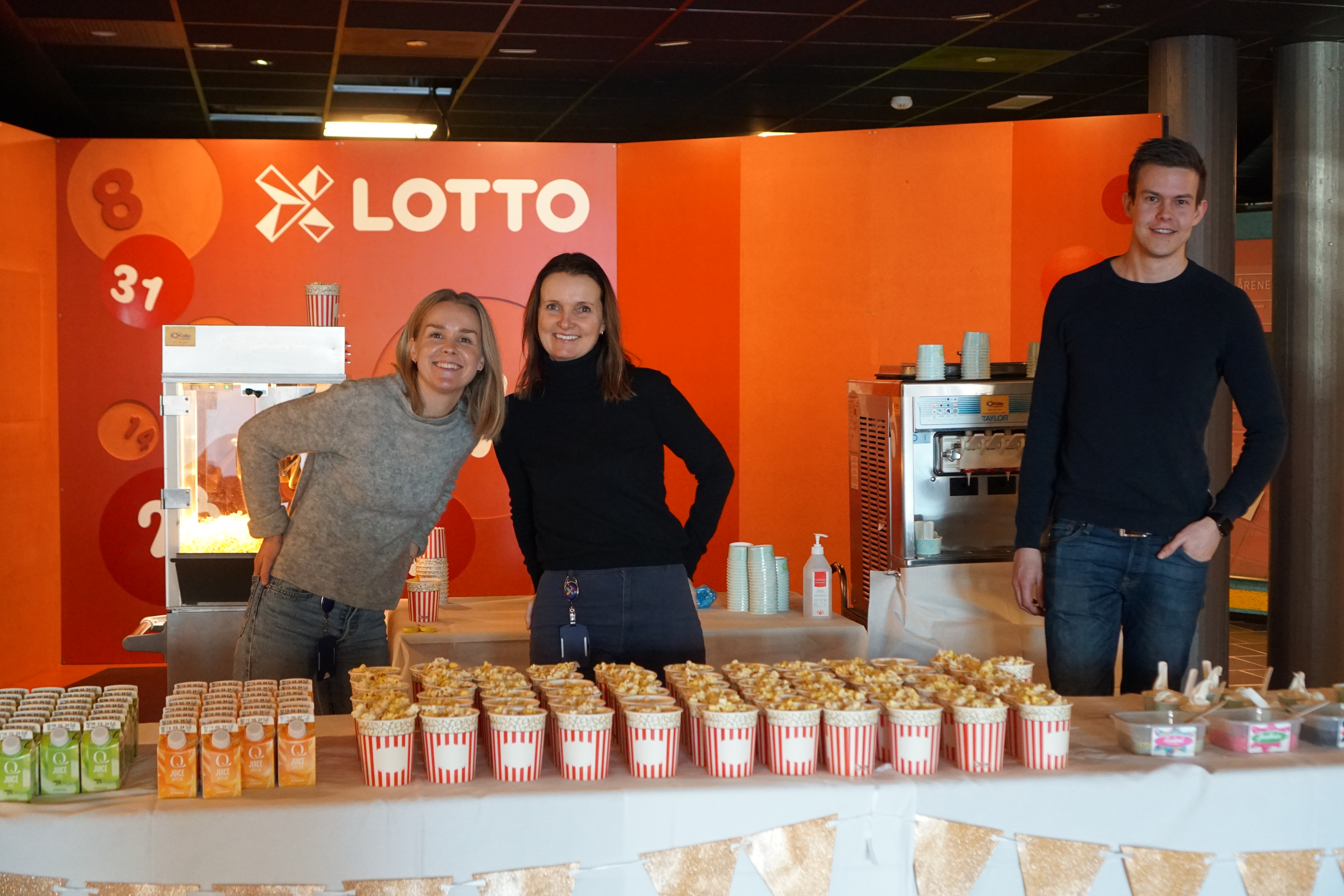 Norsk Tipping ansatte deler ut popcorn ved ankomst i resepsjonen.