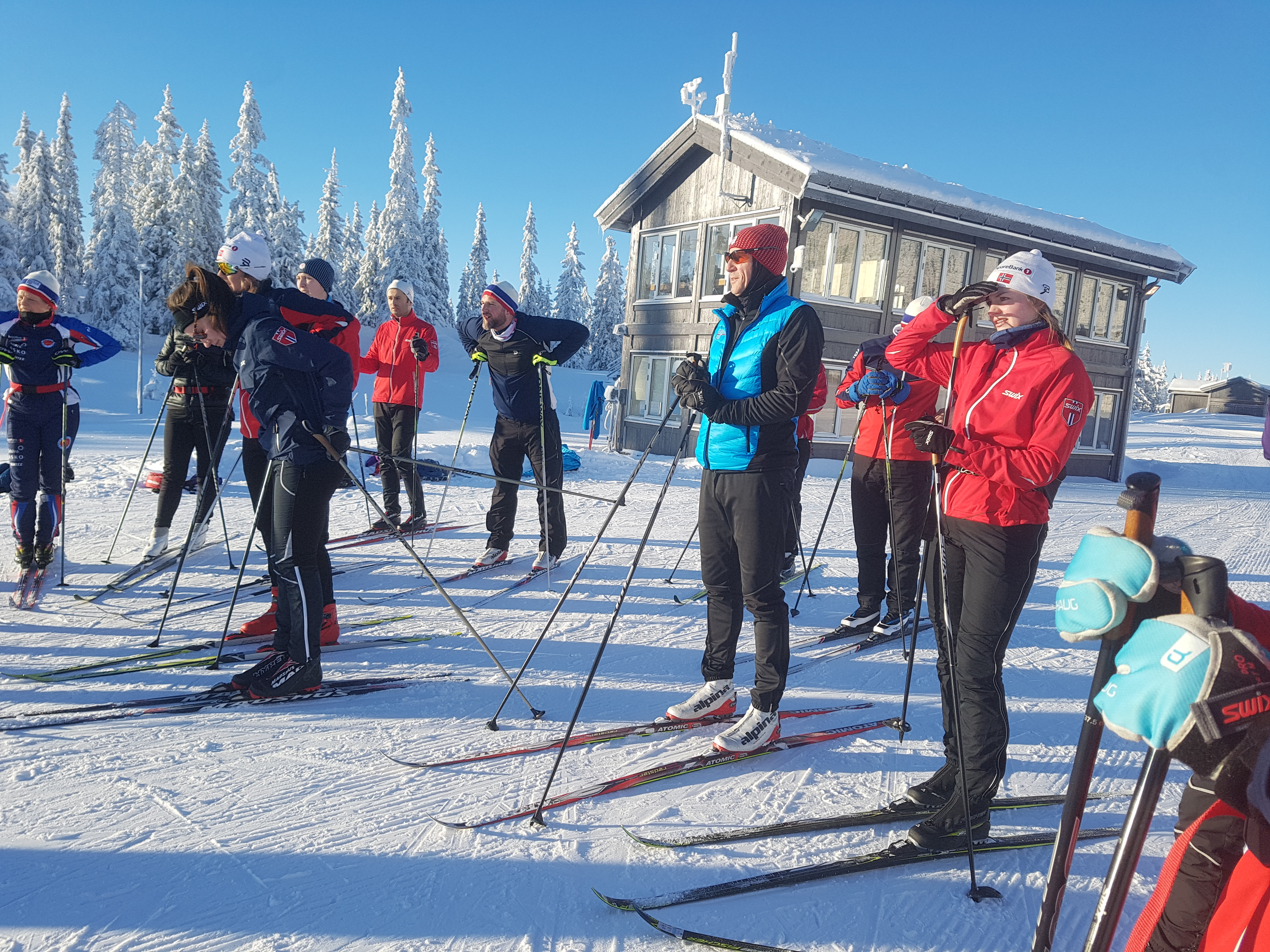 Norsk Tipping ansatte står samlet mens de er på skitur.