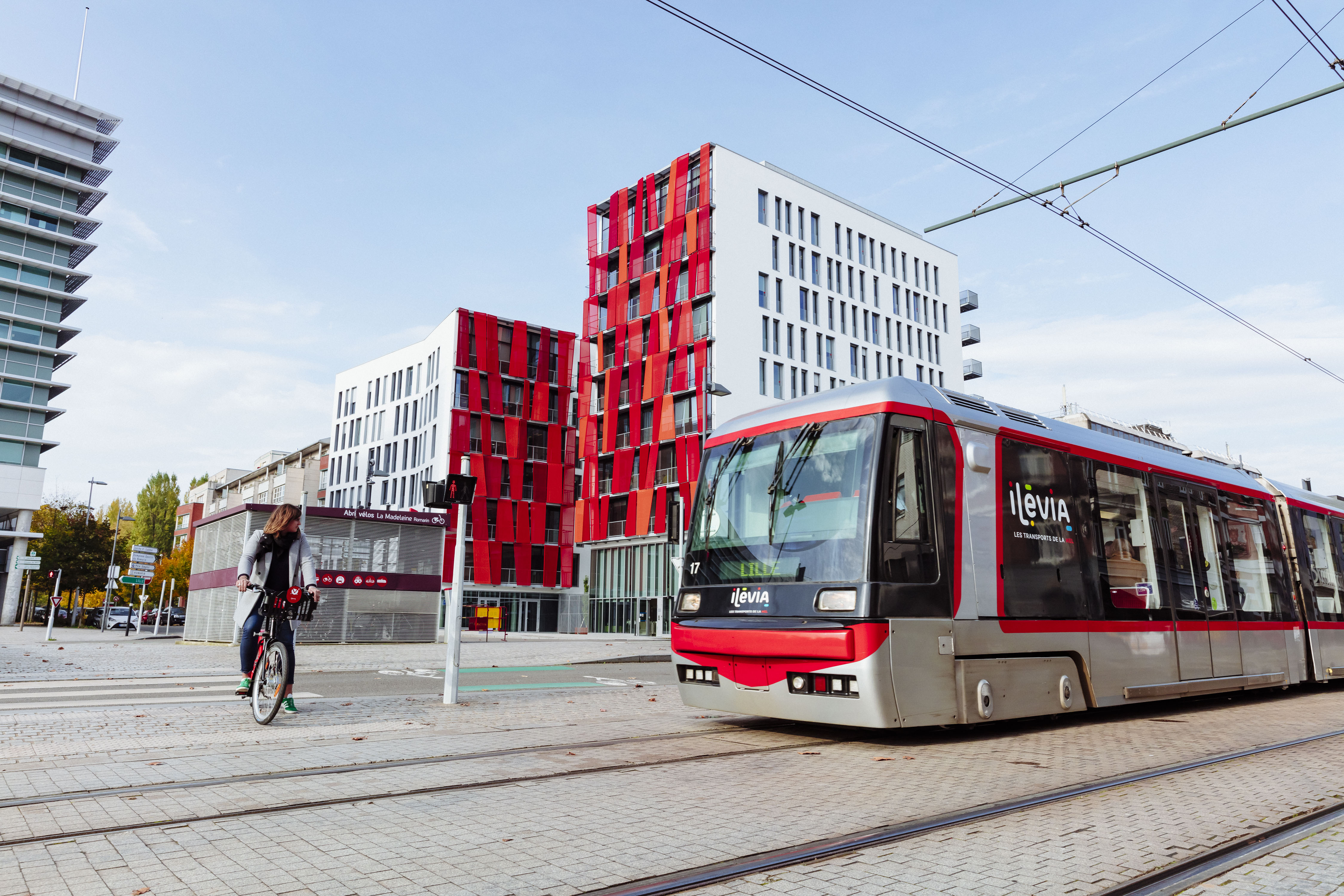 un tramway ilévia croise un V'lille