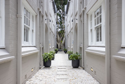 Walkway - Mulwarree Ave Apartments - Sydney - Urban Rest