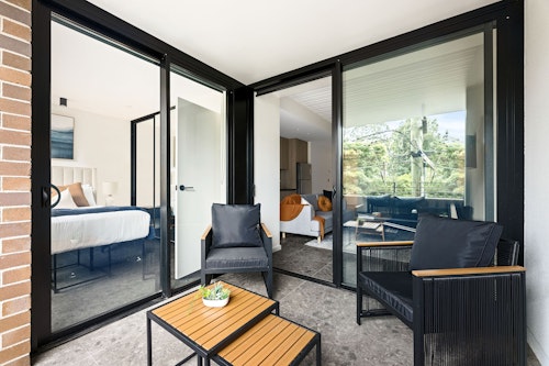urban-rest-cinema-suite-apartments-cremorne-one-bedroom-apartment-balcony