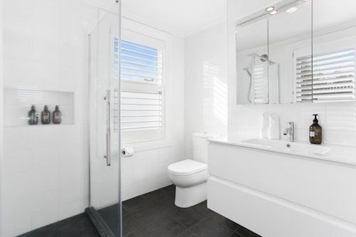 Bathroom - Freemans Bay Home by Urban Rest - Auckland, New Zealand