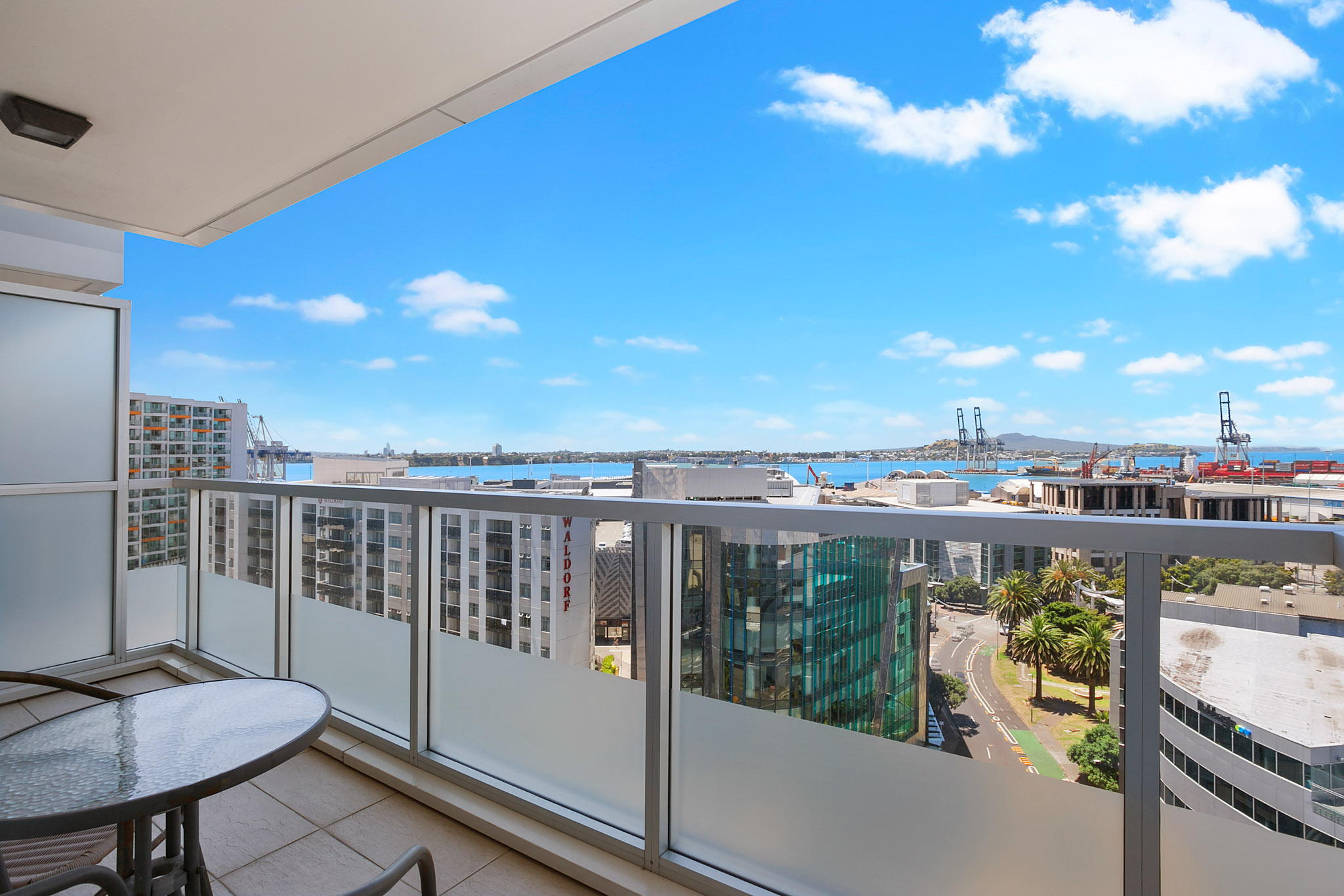 Balcony - Beach Road Apartments by Urban Rest - Auckland, New Zealand