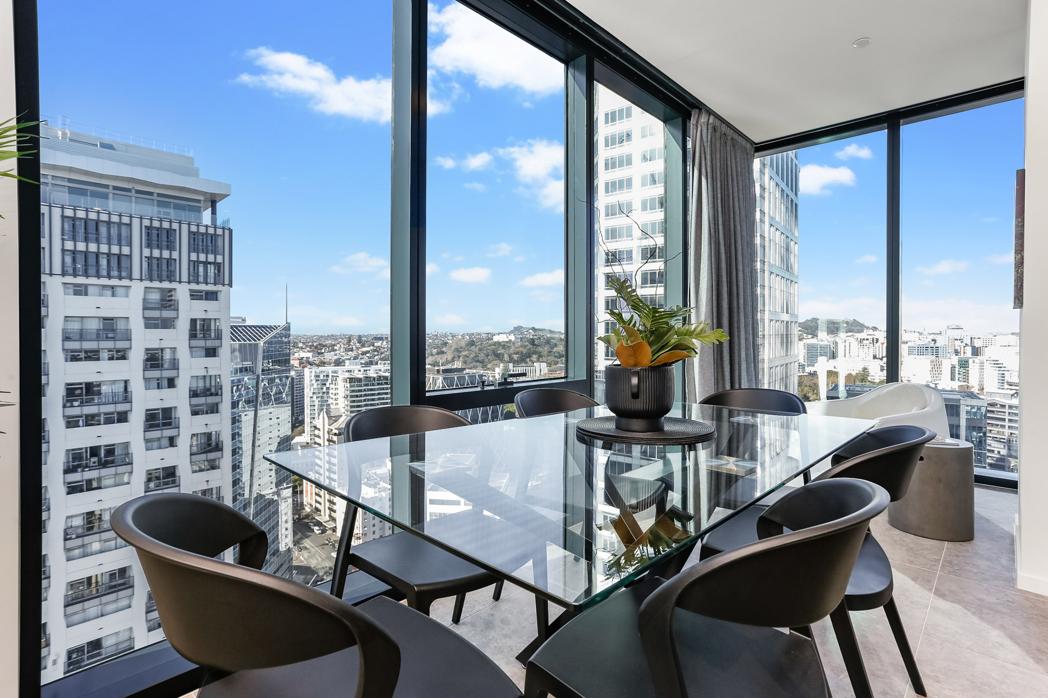 Dining Area - The Pacifica by Urban Rest - Auckland, New Zealand