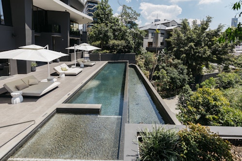 Outdoor Pool - Kangaroo Point Apartments by Urban Rest - Brisbane