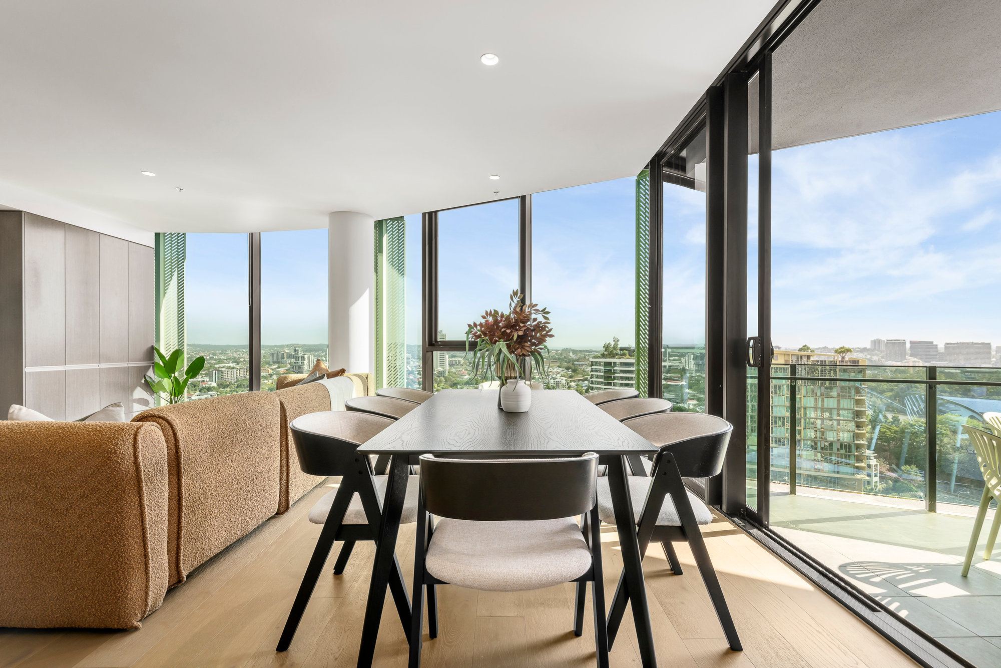 Dining Area - Kangaroo Point Apartments by Urban Rest - Brisbane