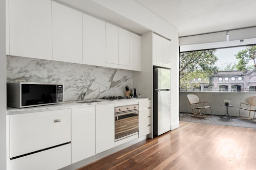Kitchen - Crown Street Apartments by Urban Rest - Surry Hills, Sydney