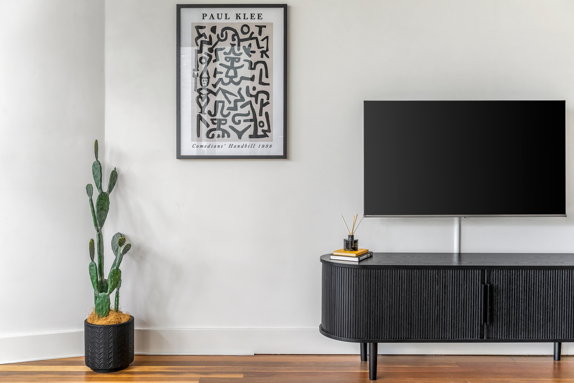 Crown Street Apartments - 1 Bedroom Apartment - TV
