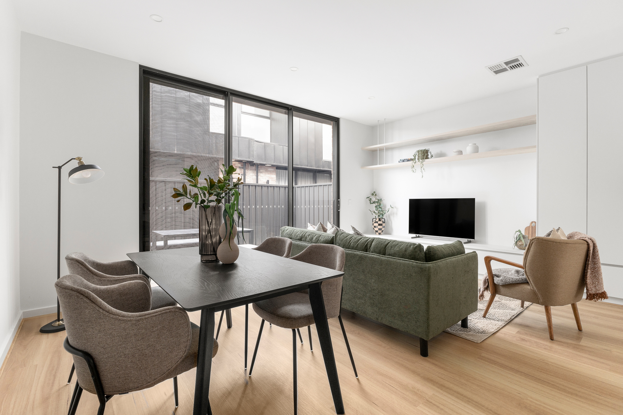 Foundry Lane Apartments by Urban Rest - Lounge & Dining